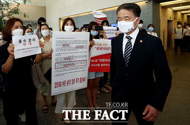 박능후 보건복지부 장관이 지난 4일 오후 서울 중구 한국증진개발원에서 열릴 예정이었던 '의과대학 정원 확대 등 의료정책과 관련한 협상에 대한 합의문 서명식'이 전공의들의 반대로 무산되자 돌아가고 있다./이덕인 기자