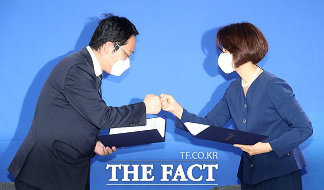 한정애 더불어민주당 정책위의장(오른쪽)과 최대집 대한의사협회장이 지난 4일 오전 서울 여의도 더불어민주당 당사에서 정책협약 이행 합의서에 사인 후 주먹을 맞대고 있다. / 배정한 기자