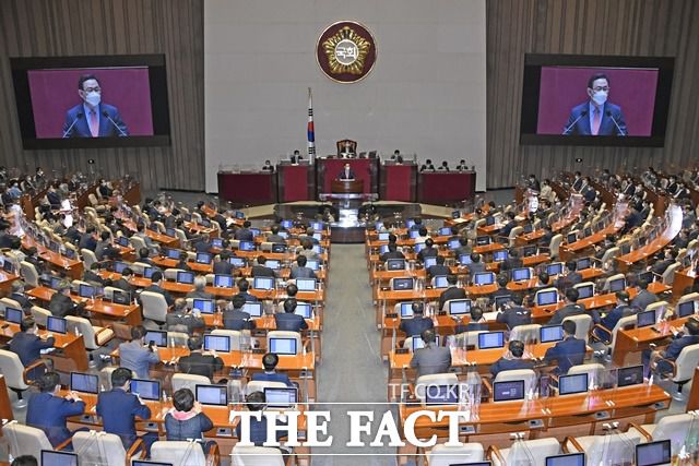 여야 의원들이 8일 오후 국회 본회의장에서 진행된 주호영 원내대표 교섭단체 대표연설을 경청하고 있다. /뉴시스