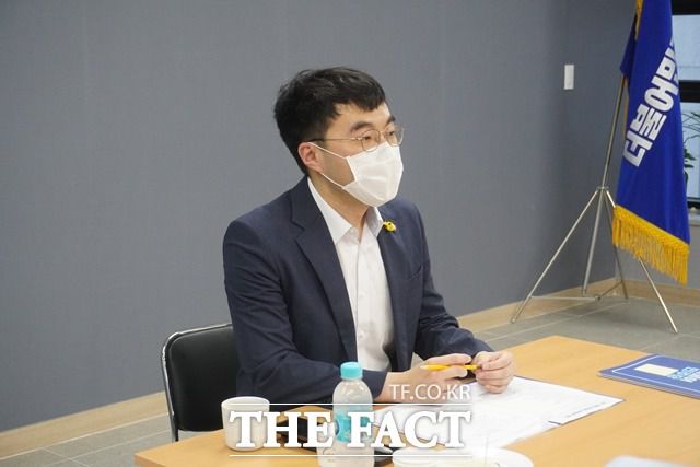 김남국 더불어민주당 의원이 7일 추미애 법무부 장관 아들의 군 휴가 관련 의혹을 제기한 국민의힘을 향해 "군대를 안 다녀온 분들이 많아서 그런 것으로 간주하겠다. 군대 갔다 왔으면 이런 주장 못 한다"고 비판했지만 민주당 미필자가 국민의힘 의원보다 3배 많은 사실이 재조명돼 역풍을 맞고 있다. /김 의원실 제공