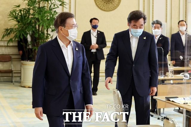 문재인 대통령이 7일 "4차 추경이 불가피하고, 그 성격은 피해 맞춤형 재난지원이 될 것"이라고 말했다. 지난 3일 청와대에서 열린 제1차 한국판 뉴딜 전략회의에 문 대통령과 이낙연 더불어민주당 대표가 참석하고 있는 모습. /뉴시스