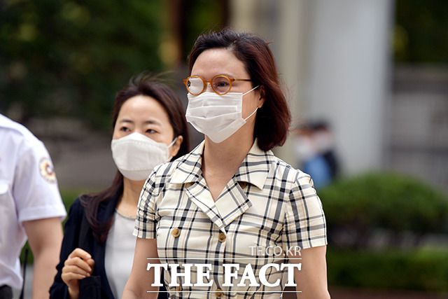 정경심 동양대 교수가 8일 오전 서울 서초구 서울중앙지방법원에서 열린 속행 공판에 출석하기 위해 법정으로 향하고 있다. /이선화 기자