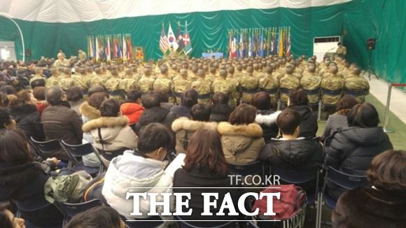 추미애 법무부장관 아들 서모씨는 9일 '자대배치 의혹'을 전면 부인하며 수료식 사진을 공개했다. 훈련병과 가족들이 모두 모인 수료식 현장에서 청탁이 결코 있을 수 없었다는 주장이다. /현근택 변호사 제공