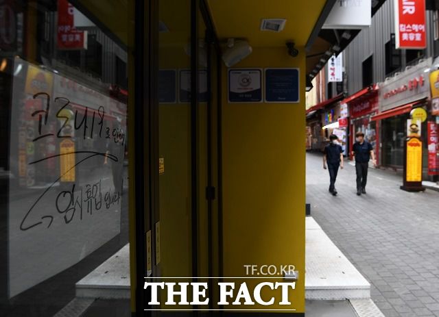 문 대통령은 코로나19 재확산의 직격탄을 맞고 있는 소상공인과 자영업자들을 집중 지원하겠다고 했다. /배정한 기자