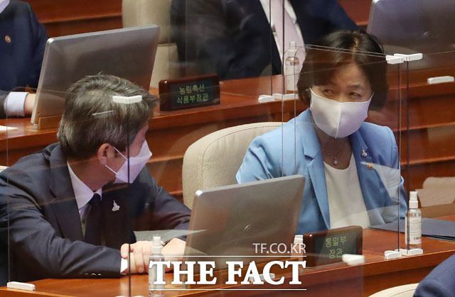 추미애 법무부 장관(오른쪽)과 이인영 통일부 장관이 8일 오후 서울 여의도 국회 본회의장에서 교섭단체 대표연설에 참석해 이야기를 하고 있다./국회사진취재단