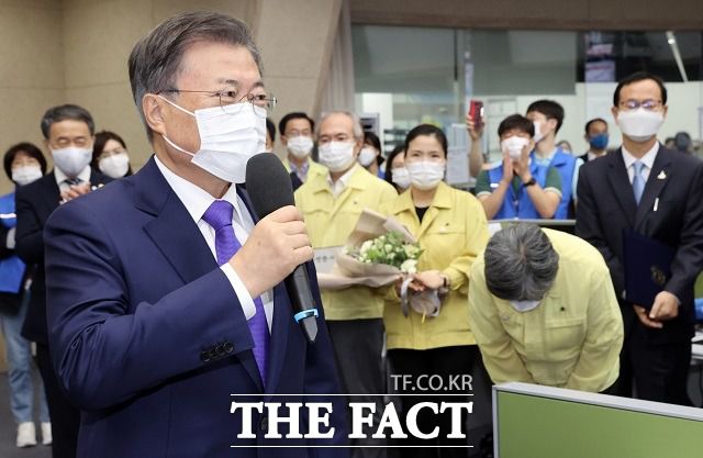 문재인 대통령이 11일 충북 청주 질병관리본부 긴급상황센터에서 정은경 초대 질병관리청장에게 임명장을 수여한 뒤 발언하고 있다. 정 초대 청장이 문 대통령의 격려 발언을 들은 뒤 허리를 깊이 숙이고 있다. /뉴시스