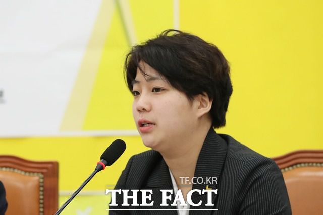 조혜민(사진) 정의당 대변인은 11일 재산신고 누락 논란이 불거진 김홍걸 더불어민주당 의원을 향해  "대한민국의 민주주의를 위해 목숨조차 아끼지 않았던 김대중 전 대통령의 아들이 고작 부동산 투기에나 매진하고 있다니 개탄을 금할 수 없다. 그야말로 호부견자(虎父犬子·아비는 범인데 새끼는 개)가 아니고 무엇이란 말인가"라고 저격했다. /뉴시스