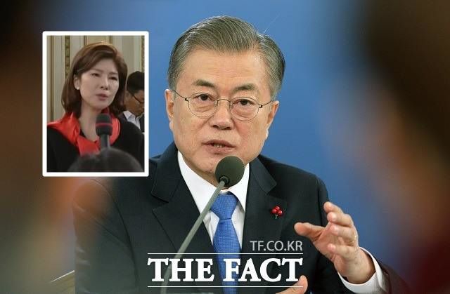 국민의힘이 지난해 문재인 대통령 신년기자회견에서 문 대통령에게 "경제가 얼어붙어 있는데, 현 정책에 변화를 갖지 않으려는 이유와 자신감은 어디에서 나오는 것인가"라고 질문해 논란이 됐던 김예령 전 경기방송 기자를 신임 대변인으로 발탁했다. 지난해 1월 10일 문 대통령 신년기자회견에서 질문하는 김 기자(왼쪽 상단)와 문 대통령. /청와대 제공.KTV 갈무리