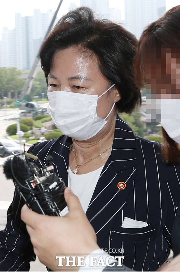 출근하는 추미애 법무부 장관 (과천=연합뉴스) 박동주 기자 = 추미애 법무부 장관이 11일 오전 경기도 정부과천청사 법무부로 출근하고 있다. 2020.9.11 pdj6635@yna.co.kr (끝)