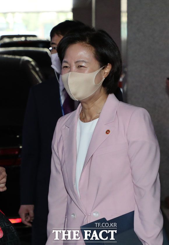 국방부는 추 장관 아들 서 씨의 휴가 연장과 관련해 "적법했다"는 입장을 내놨다. 지난 7일 국회 본회의에 참석한 뒤 퇴장하는 추 장관. /남윤호 기자