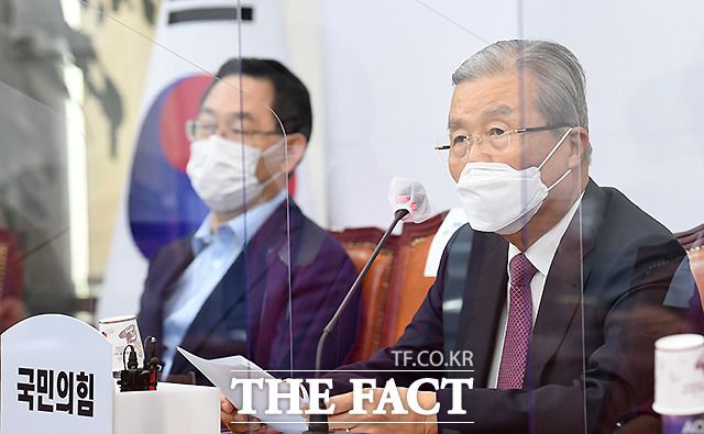 김종인 국민의힘 비상대책위원장을 비롯한 야권 인사들은 추 장관의 거취 결정을 압박하며 공세 수위를 높이고 있다. 10일 국회에서 열린 비상대책위원회의에 참석한 주호영 원내대표(왼쪽)와 김종인 비대위원장. /이새롬 기자