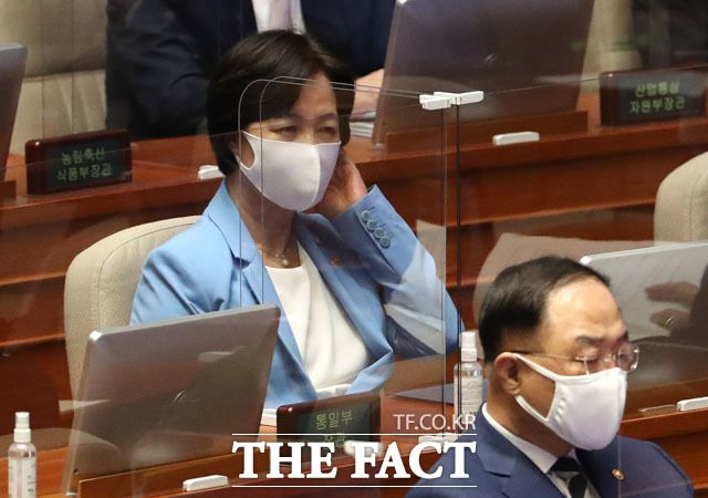 추미애 법무부 장관 부부가 아들 서모 씨의 휴가에 관한 민원 전화를 했다는 의혹이 불거지면서 '특혜 논란'을 둘러싼 공방이 거세지고 있다. 지난 8일 국회 본회의에 출석한 추 장관. /국회사진취재단