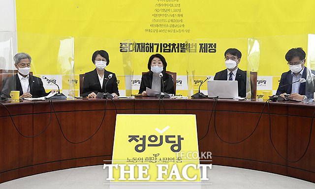 지난 10일 심상정 정의당 대표는 '전국민 재난지원금 지급'을 주장하며 정부의 '월 2만원 통신비 지원' 대책을 비판하기도 했다. 이날 열린 정의당 상무위원회의. /이새롬 기자