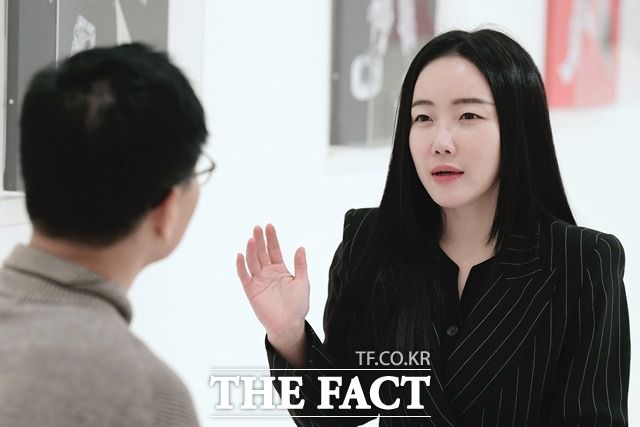 "괴로움을 잊기 위해 더 열심히 창작에 매달렸어요." 낸시랭은 꾸준히 작품활동을 해오고 있다. 사진은 필자가 2018년 12월 서울 강남구 역삼동 갤러리 오월에서 가진 낸시랭과의 인터뷰 당시. /이선화 기자