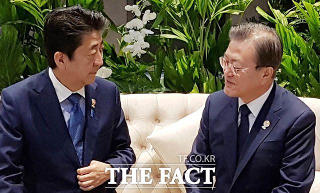 전문가들은 단기적으론 스가 관방장관이 14일 자민당 총재 선거 승리 이후 한국인들의 호감도가 올라갈 순 있지만, 장기적으로 아베(왼쪽) 총리와 별다른 성향을 보여주지 못하기 때문에 다시 아베 2.0으로 돌아갈 가능성이 있다고 전망했다. '제22차 아세안+3 정상회의'에 앞서 아베 총리와 사전환담하던 문재인 대통령. /청와대 제공