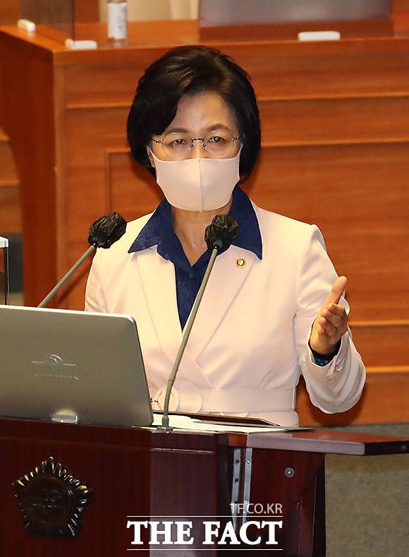 14일 추미애 법무부 장관은 아들 군 휴가 관련 윤재옥 국민의힘 의원의 질의에 "국방부 민원실에 전화한 적 없다"고 답변했다. /이새롬 기자