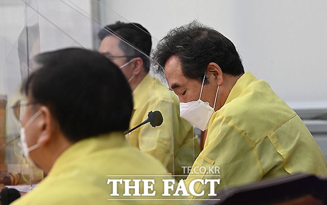 이 대표는 추 장관 관련 공식 발언 없이 침묵을 지키고 있다. 여야 관계에 대한 정치적 부담 때문이라는 분석이 나온다. 11일 열린 민주당 최고위원회의. /이새롬 기자