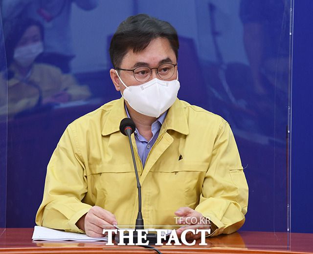 김종민 최고위원을 비롯한 다수 의원들은 추 장관 관련 의혹에 적극 발언에 나서며 공방을 가열하고 있는 상황이다. 지난달 31일 열린 최고위원회의에 참석한 김 최고위원. /배정한 기자