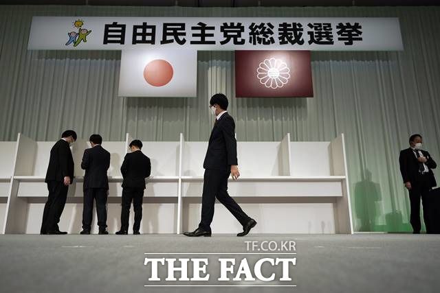 최근 스가 장관은 기자회견에서 한일관계 개선의 의지를 밝히기도 해 움직임이 있을 가능성이 비춰졌다. 14일 일본 도쿄에서 관계자들이 일본 자민당 총재 투표 준비를 하는 모습. /AP.뉴시스