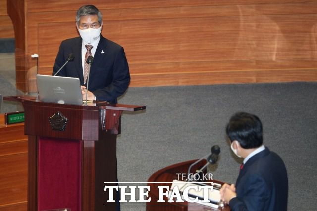 정경두 국방부 장관이 15일 오후 국회에서 열린 외교·통일·안보 분야 대정부질문에서 의원들의 질의에 답하고 있다. /이새롬 기자