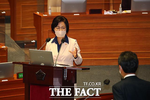 추 장관의 아들 군 복무 특혜 의혹 등을 두고 여야의 공방이 격화되고 있다. 사진은 추 장관이 14일 국회 본회의장에서 열린 정치분야 대정부 질문에서 더불어민주당 정청래 의원의 질문에 답하는 모습. /이새롬 기자