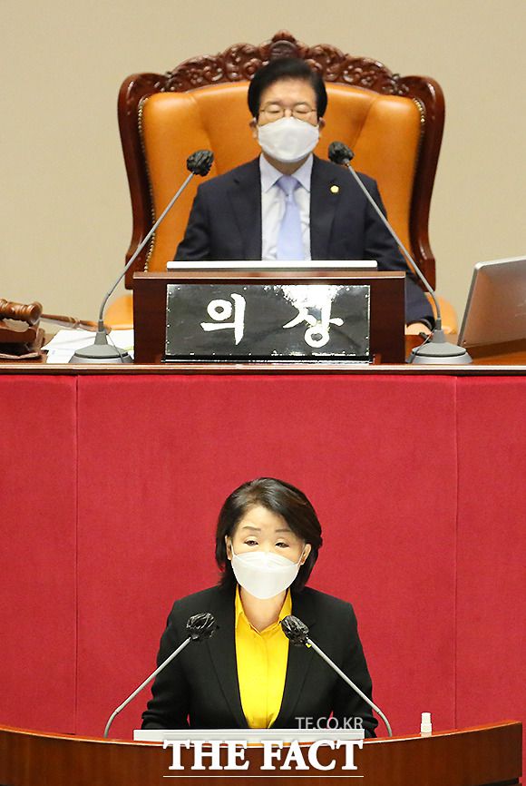 심상정 정의당 대표는 15일 코로나19 고통 분담을 위해 국회의원 세비 30% 삭감을 제안했다. 이날 국회 본회의장에서 비교섭단체 대표연설하는 심 대표./국회=이새롬 기자