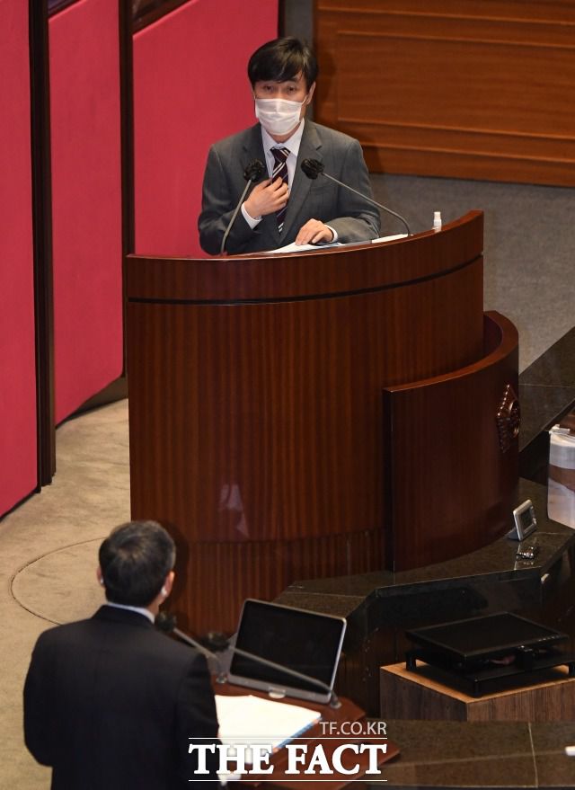 하태경 국민의힘 의원이 15일 오후 국회 본회의장에서 열린 외교·통일·안보 분야 대정부질문에서 정경두 국방부 장관에게 질의하고 있다. /국회=이새롬 기자