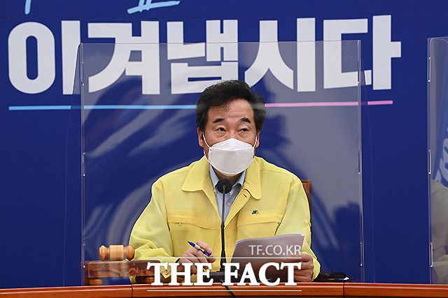 이낙연 대표가 윤미향 의원에 대한 검찰의 불구속 기소에 어떤 입장을 내놓을지 주목된다. 사진은 지난 11일 당 최고위원회의에서 발언을 듣는 이 대표. /이새롬 기자