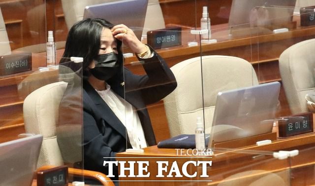 이 대표는 16일 최고위를 열고 윤 의원과 관련한 징계 논의에 착수한다. 15일 국회 본회의에 참석한 윤 의원. /이새롬 기자