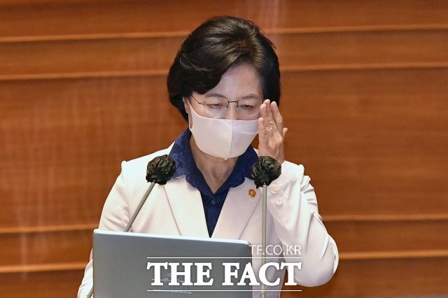 추미애 법무부 장관은 군 휴가 특혜 의혹이 제기된 아들에 대해 "군대에 안 가도 되는데, 엄마가 정치적 구설에 오를까 걱정해 기피하지 않고 입대했다"고 주장했다. 지난 14일 추 장관이 국회 본회의장에서 열린 정치 분야 대정부질문에 출석한 모습. /이새롬 기자