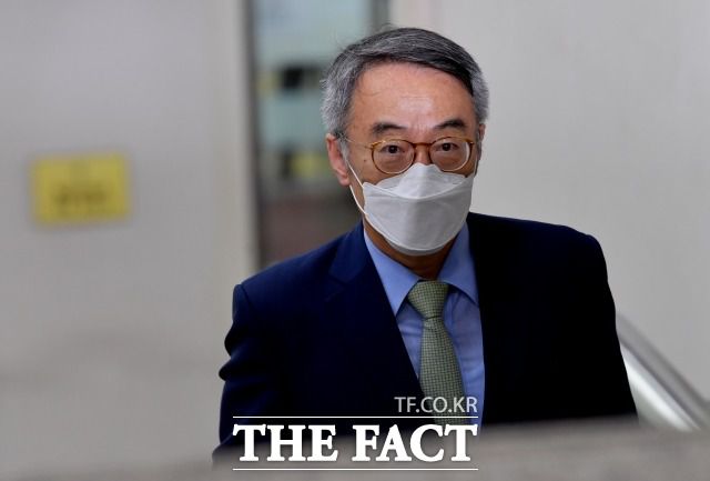 임종헌(사진) 전 법원행정처 차장은 통진당 잔여재산 처분 방식을 검토해 청와대에 알려줬다는 의혹을 받는다. /이덕인 기자