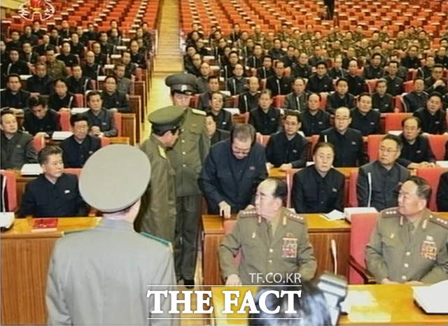 전문가는 이같은 모습들은 상반된 모습이지만 권력의지 때문이라고 분석했다. 지난 2013년 당시 장성택 국방위원회 부위원장이 노동당 정치국 확대회의에서 군복을 입은 인민보안원 2명에게 끌려나가는 사진/ 사진=통일부 제공