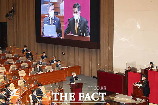 신원식 국민의힘 의원이 15일 오후 국회에서 열린 외교·통일·안보 분야 대정부질문에서 정경두 국방부 장관에게 질의하고 있다. /이새롬 기자