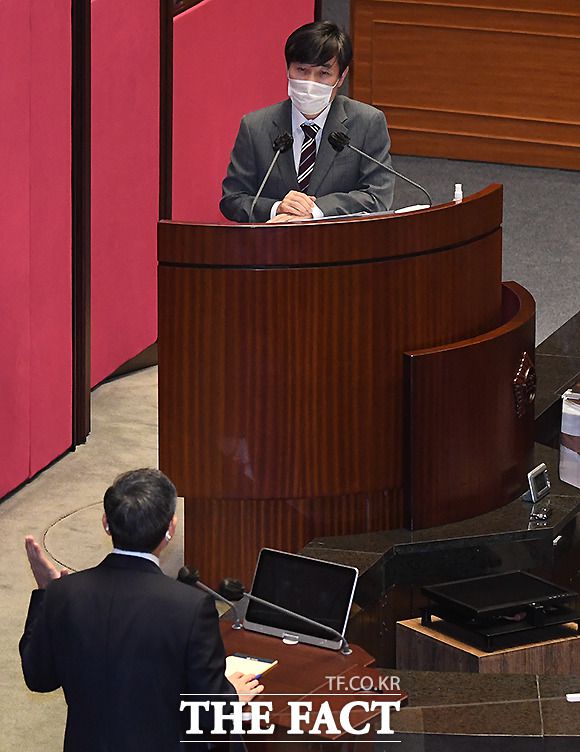 하태경 국민의힘 의원이 15일 오후 국회 본회의장에서 열린 외교·통일·안보 분야 대정부질문에 참석해 정경두 국방부 장관에게 질의하고 있다. /이새롬 기자