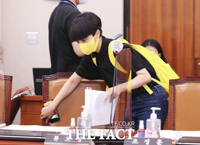 15일 오전 국회 산자위 회의에 참석한 류 의원. 검은 티셔츠에 청바지를 입고 있던 류 의원은 국회 윤리특위 참석을 위해 환복했다. /이새롬 기자