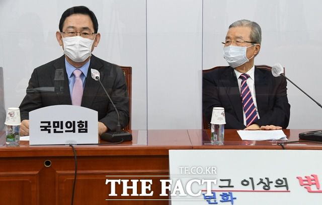 주호영 국민의힘 원내대표가 17일 "추미애 법무부 장관 아들 의혹을 지키려다 검찰·국방부·권익위원회 세 국가기관이 모두 망가졌다"며 "추 장관이 신속히 본인 거취를 결정하거나, 문재인 대통령이 해임해야 한다"고 촉구했다. 주 원내대표가 이날 오전 국회에서 열린 비상대책위원회 회의에서 발언하고 있다. /뉴시스