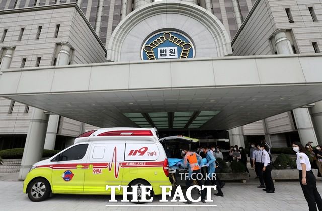 정경심 동양대 교수가 17일 오전 서울 서초구 서울중앙지방법원에서 열린 사모펀드 및 자녀 입시비리 등 혐의 관련 공판 중 몸이 아프다는 호소를 하다 법정에서 쓰러져 119 구급대 차량으로 이송되고 있다. /뉴시스