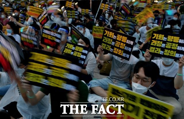 일각에선 구 사장이 '인국공 사태'를 해결하지 못해 해임되는 것 아니냐는 지적도 제기되고 있다. 사진은 인천국제공항공사노동조합이 지난달 1일 오후 서울 중구 청계천로 예금보험공사 앞에서 '투명하고 공정한 정규직 전환 촉구 문화제'를 개최하고 있는 모습. /이덕인 기자