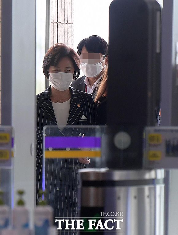 '아들 특혜 의혹'을 받고 있는 추미애 법무부 장관이 지난 11일 오전 경기도 과천 정부과천청사 법무부로 출근하고 있다. /과천=이선화 기자