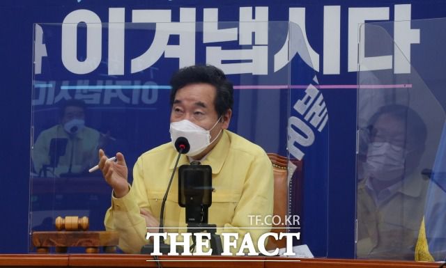 이낙연 더불어민주당 대표가 18일 추미애 법무장관 아들 의혹을 두둔하며 역풍을 맞은 소속 의원들에 "과잉 대응은 자제하자"고 당부했다. 지난 16일 국회에서 열린 최고위원회의에서 발언하는 이 대표. /이새롬 기자