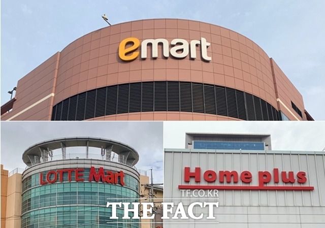 정부가 2차 긴급재난지원금을 카드가 아닌 현금으로 지급하겠다고 밝힌 가운데 대형마트 업계 안팎에서는 이번 지원금이 선별적으로 일부에만 지원되는 만큼 매출 상승에 직접적인 영향을 미치지 않을 수 있다는 관측이 나온다. /이민주 기자