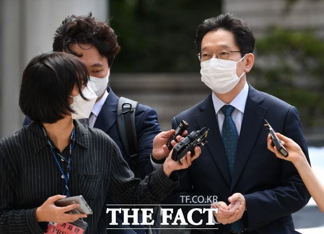 김경수 경남도지사가 지난 3일 오후 서울 서초구 서울중앙지방법원에서 열린 항소심 결심공판에 출석하는 모습. /임세준 기자