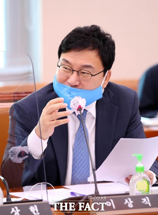 김 의원과 함께 당 윤리감찰단 1호 대상에 오른 이상직 더불어민주당 의원 징계 수위도 주목된다. 18일 국회 문화체육관광위원회 전체회의에서 질의하는 이 의원. /이새롬 기자