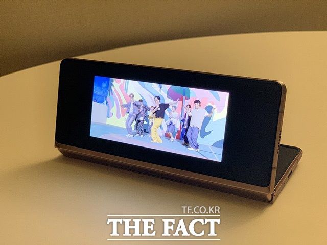 '갤럭시Z폴드2' 국내 판매는 오는 23일부터다. 사전 예약 물량(8만대)이 예상치를 뛰어넘으면서 사전 개통 기간을 연장했기 때문이다. /최수진 기자