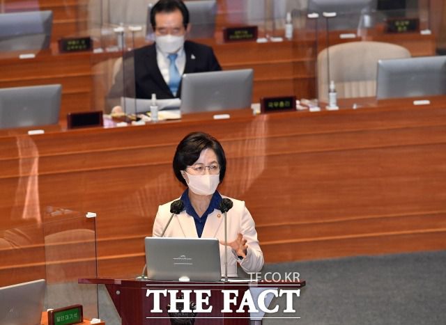 추미애 법무부 장관은 대정부질문 첫날 논란의 중심에 섰다. 추 장관은 대부분 의혹을 부인했다. 지난 14일 열린 정치 분야 대정부질문. /이새롬 기자