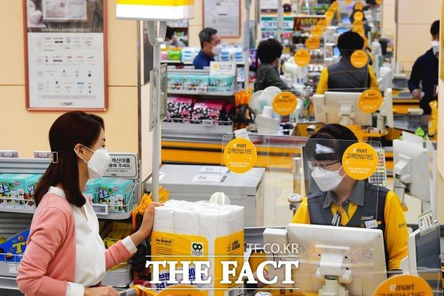 대형마트 업계는 1차 재난지원금 지급 당시 매출 타격이 컸던 만큼 이번 2차 때도 피해를 입지는 않을지 우려하는 분위기다. /이선화 기자