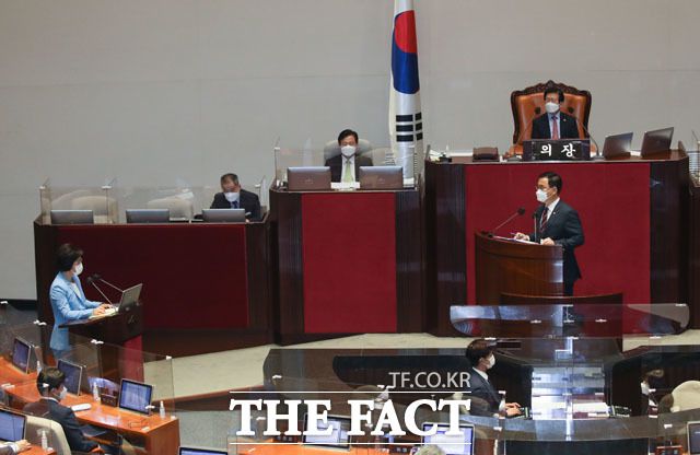 17일 교육·사회·문화 분야 대정부질문에선 추 장관 장녀와 관련한 야당 의원들의 질타가 이어졌다. 추 장관은 "딸 가게라고 해서 공짜로 먹을 순 없다"며 적극 해명했다. /남윤호 기자