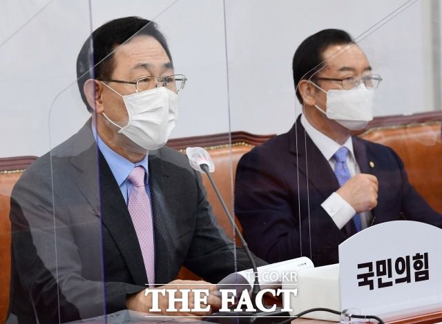 주호영 국민의힘 원내대표가 18일 국회에서 열린 원내대책회의에서 "서울동부지검의 추미애 법무부 장관 아들 수사 결과를 인정할 수 없다"고 주장했다. 주 원내대표가 전날 정책위의장단 제1차 회의에서 발언하는 모습. /남윤호 기자