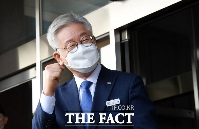 한국조세재정연구원의 지역화폐 실효성 문제를 지적한 보고서가 정치권에서 뜨거운 감자로 떠올랐다. 이재명(사진) 경기도지사는 조세연을 "적폐"라고 했고, 주진형 열린민주당 최고위원은 이 지사에 대해 "그릇이 작다"고 저격했다. /임영무 기자