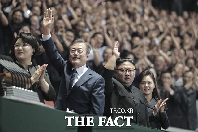 문재인 대통령이 19일 SNS에 글을 올리고 "9·19 남북합의는 반드시 이행되어야 한다"고 했다. 사진은 2018년 9월 평양 5.1경기장에서 평양 시민들에게 손을 들어 인사하는 문 대통령. /평양사진공동취재단